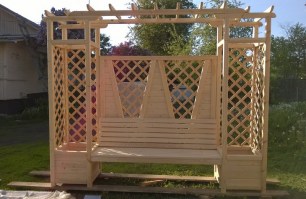 Пергола с цветочницами и скамейкой из дерева 0008