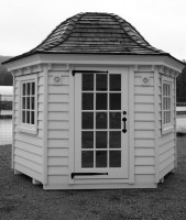 Беседка деревянная застекленная закрытого типа 1085