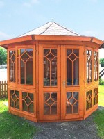 Застекленная деревянная беседка 0512