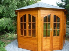 Беседка застекленная закрытого типа садовая из дерева для дачи 0346