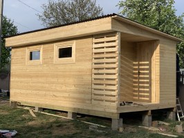 Бытовка деревянная с помещением для инвентаря 0060