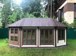 Беседка деревянная закрытая,застекленная,овальная 0379