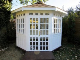 Беседка деревянная застекленная закрытого типа 0916