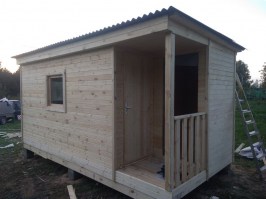 Бытовка деревянная с крыльцом 1х1м и помещением для инвентаря 0046