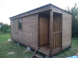 Бытовка деревянная с крыльцом 1х1м и помещением для инвентаря 0047