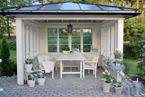 Беседка застекленная квадратная 1002