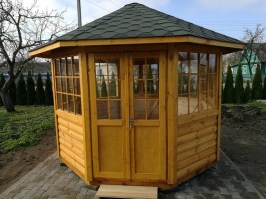 Беседка деревянная закрытая,застекленная. 0192