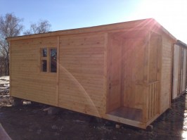 Бытовка деревянная с крыльцом 1х1м и помещением для инвентаря 0003